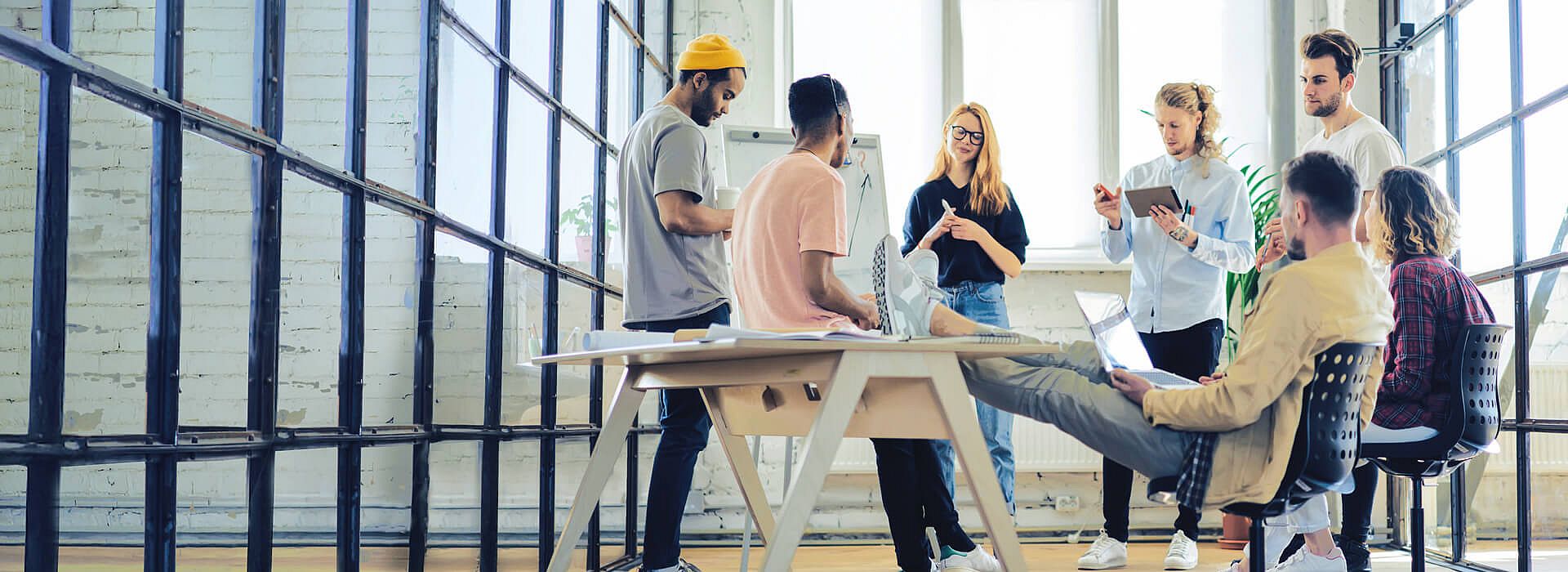 Junge Menschen am Arbeitstisch