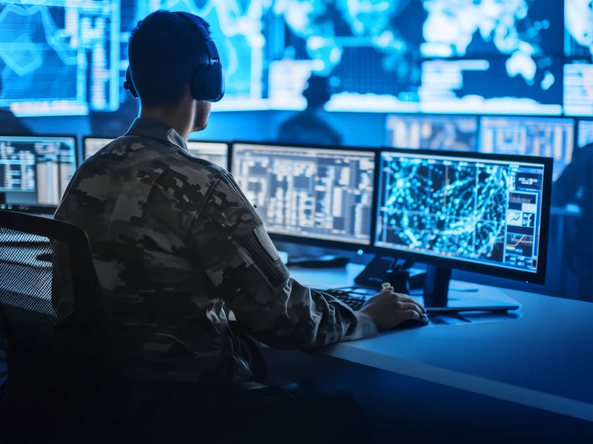 Soldat am Bildschirm