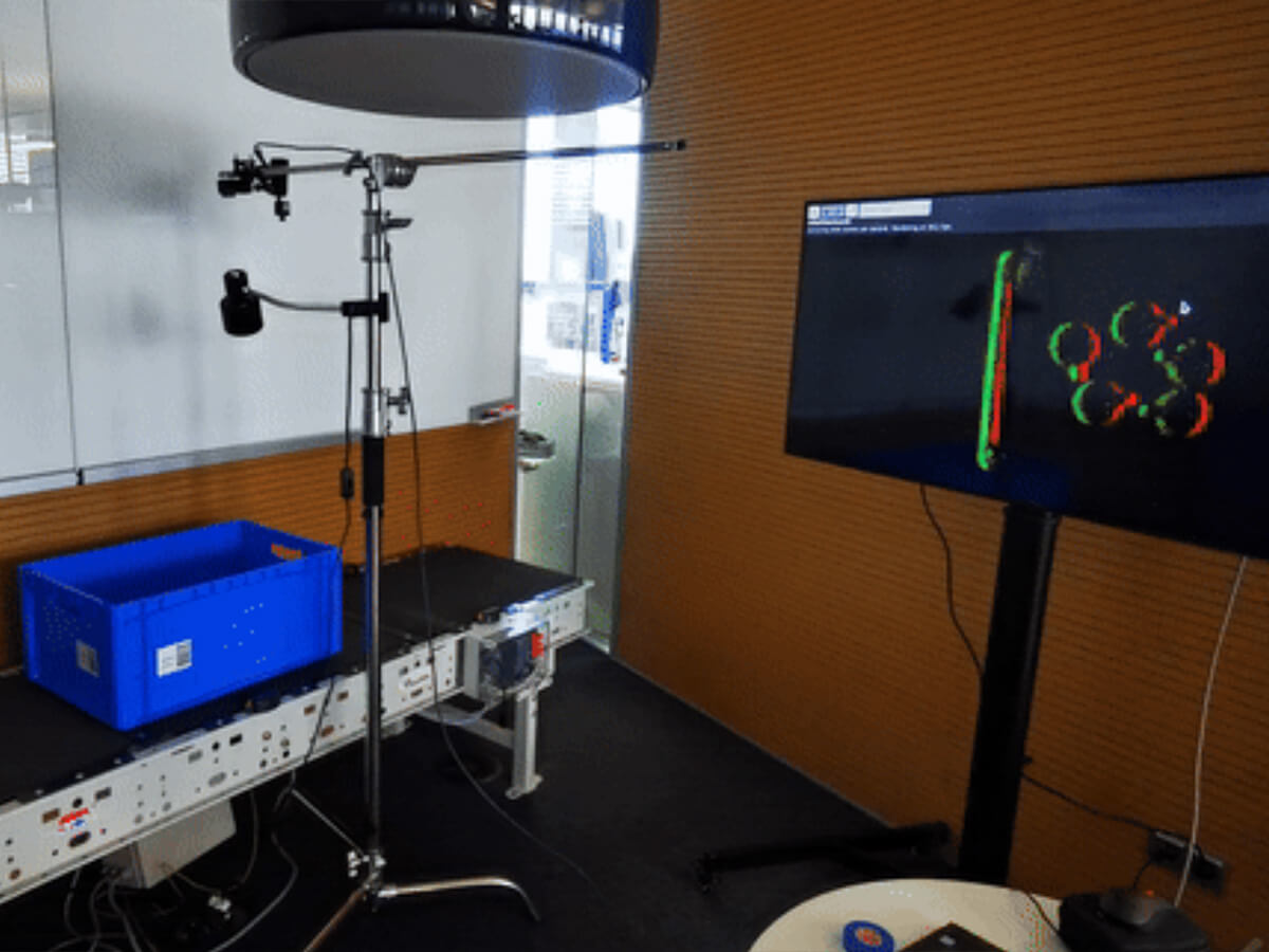 Experimental setup for conveyor belt object tracking